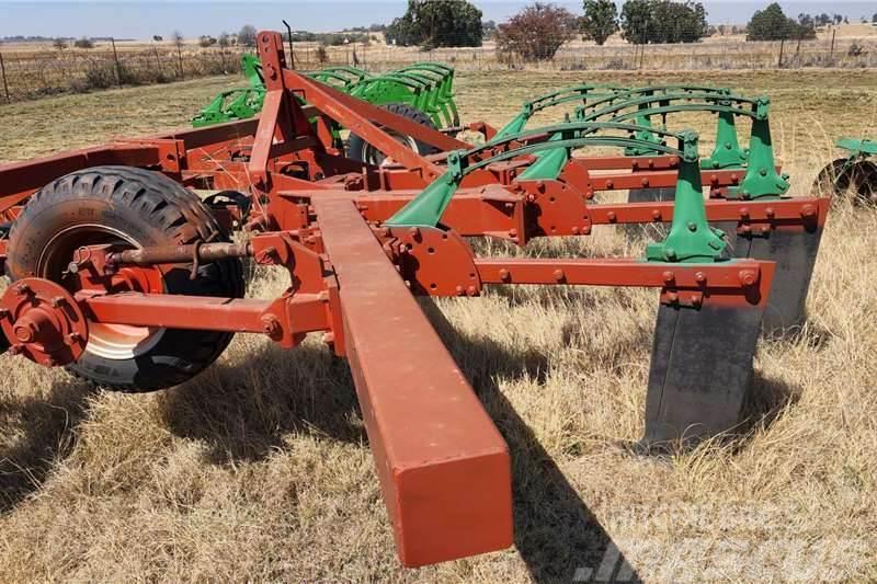 Kverneland 4 Tooth CHISSEL PLOUGH Other trucks