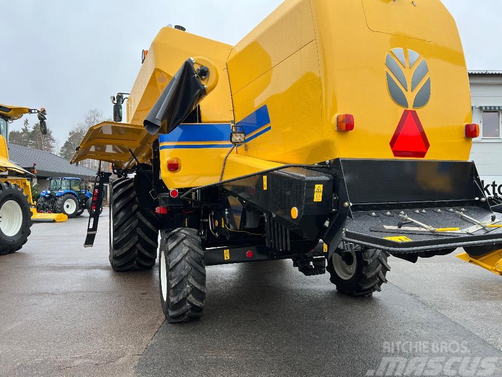 New Holland TC 5.90 RS, 20’ Combine harvesters
