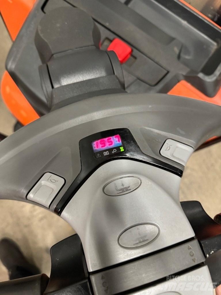 Toyota SWE120L Empilhador para operador externo
