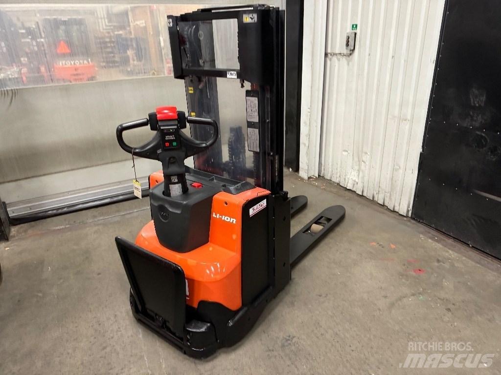 Toyota SWE120L Empilhador para operador externo