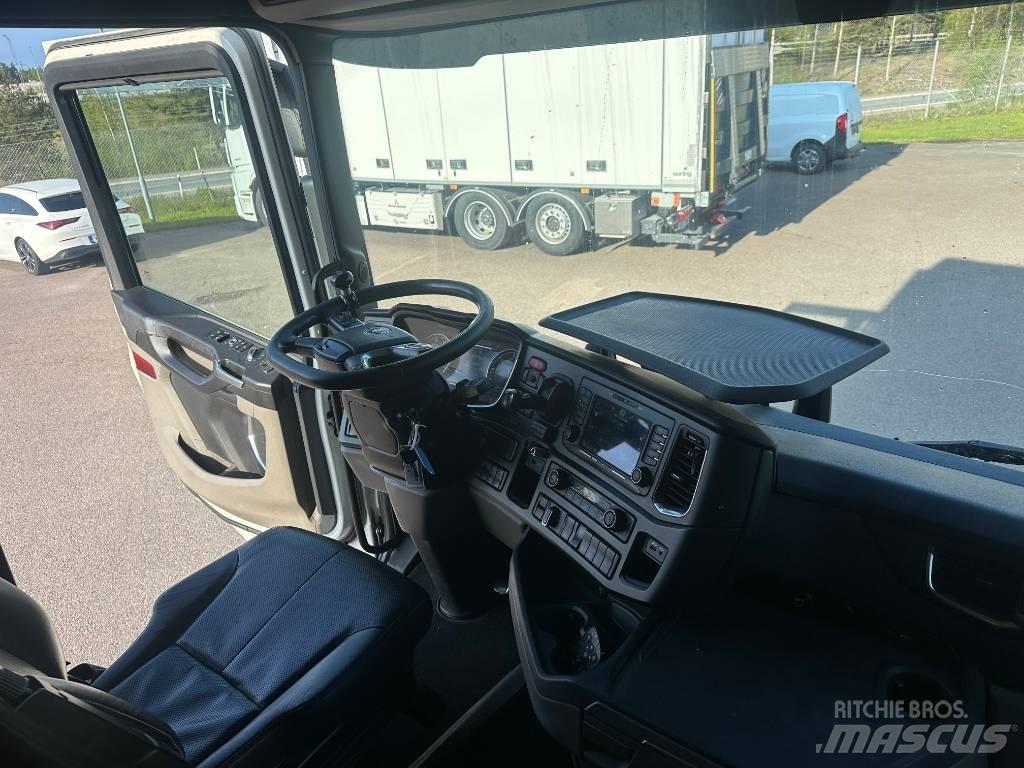 Scania R520B6X2NB Camiões de caixa fechada