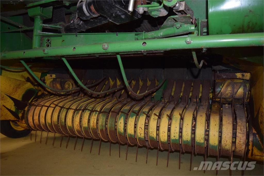 John Deere 580 Enfardadeira de rolos