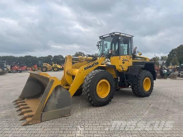 Komatsu WA 320 Pás carregadoras de rodas