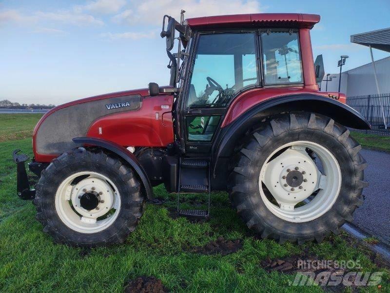 Valtra M 130 Tratores Agrícolas usados