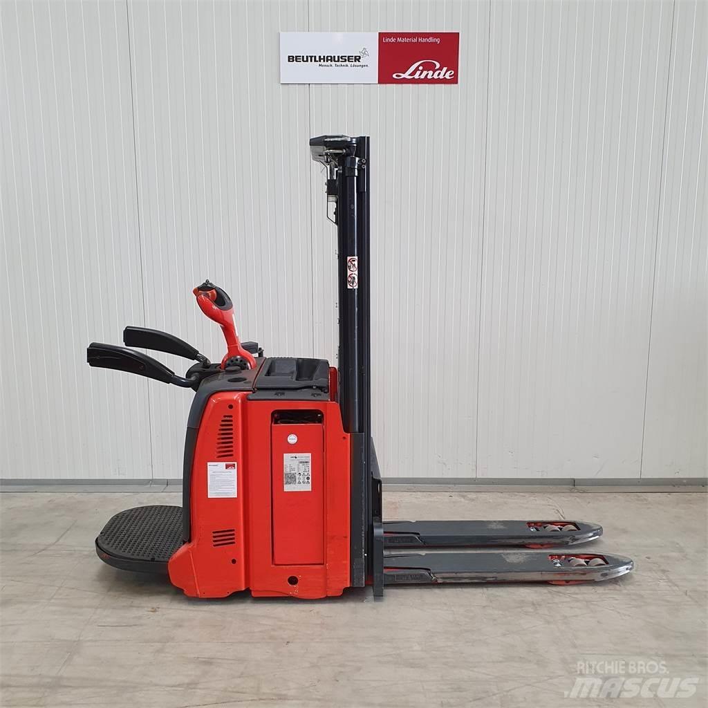 Linde D12AP Empilhador para operador externo