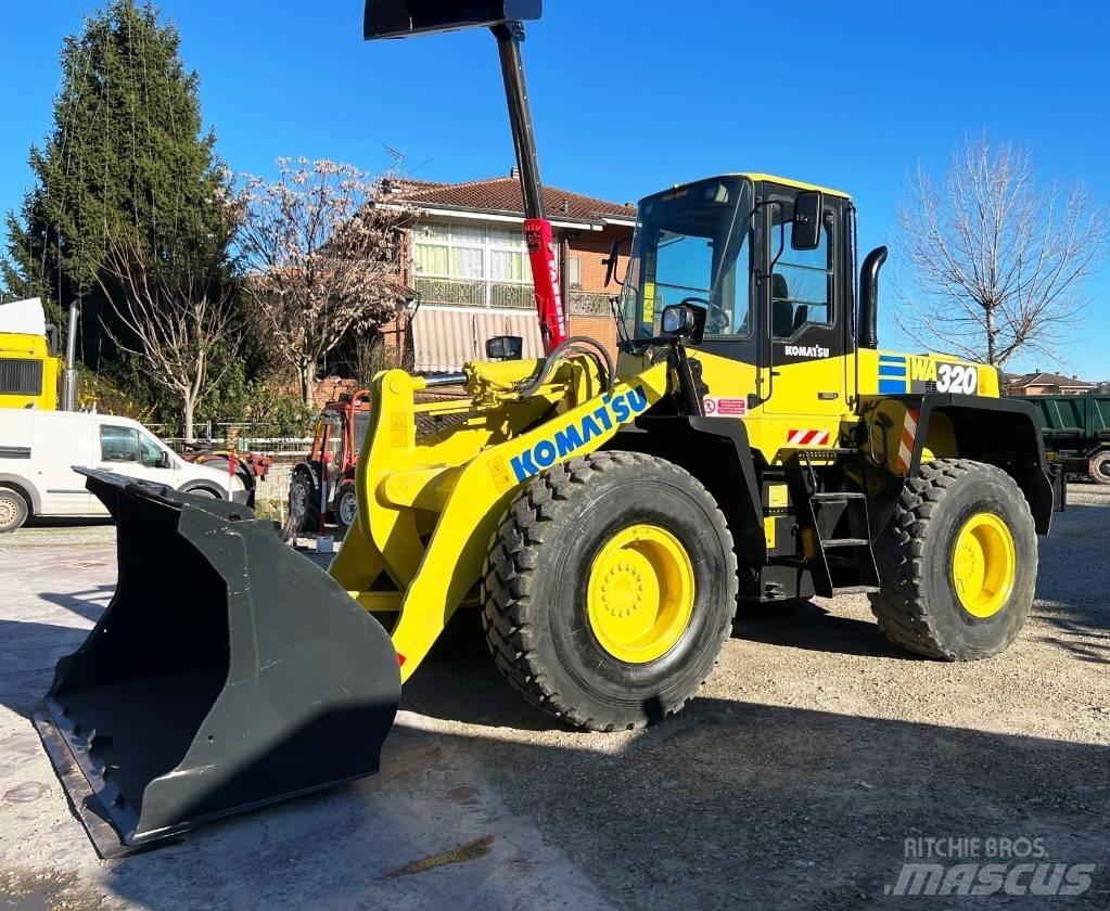 Komatsu WA 320 Pás carregadoras de rodas