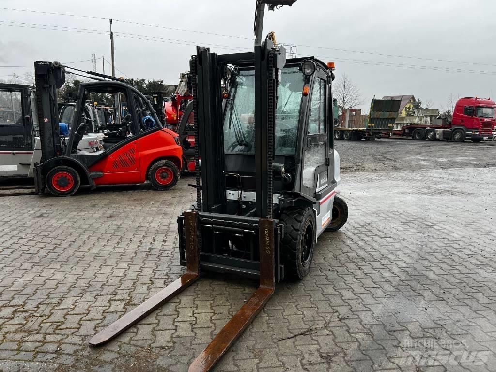 Nissan UG1D2A30LQ Empilhadores a gás