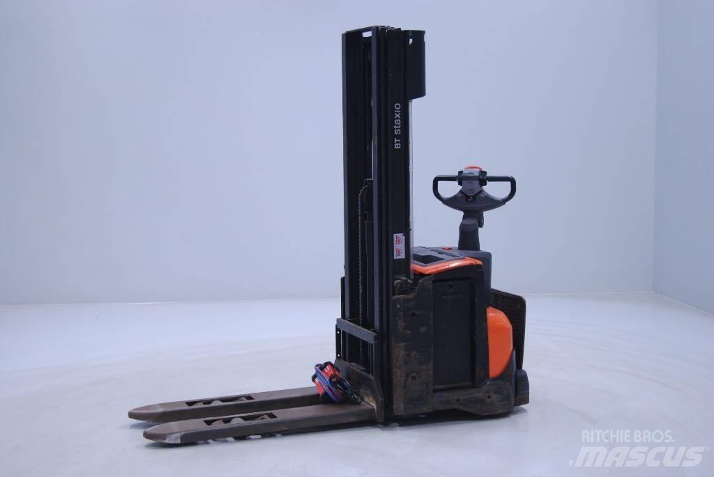 Toyota SWE120L Empilhador para operador externo