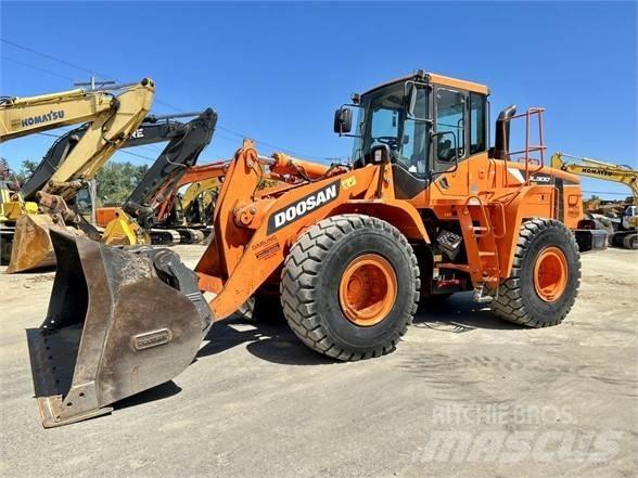Doosan DL300 Pás carregadoras de rodas