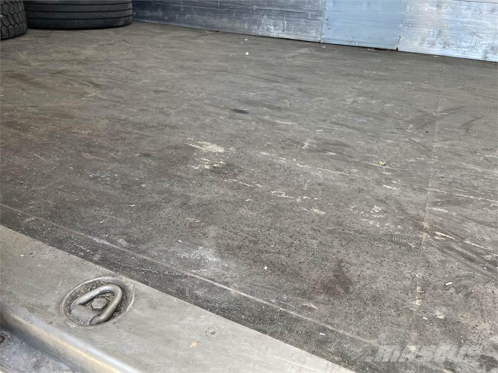 Volvo FL240 4x2 Camiões de caixa fechada