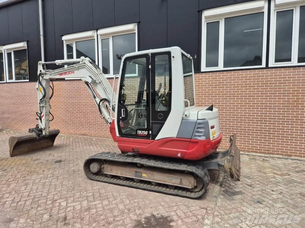 Takeuchi TB250 Mini Escavadoras <7t