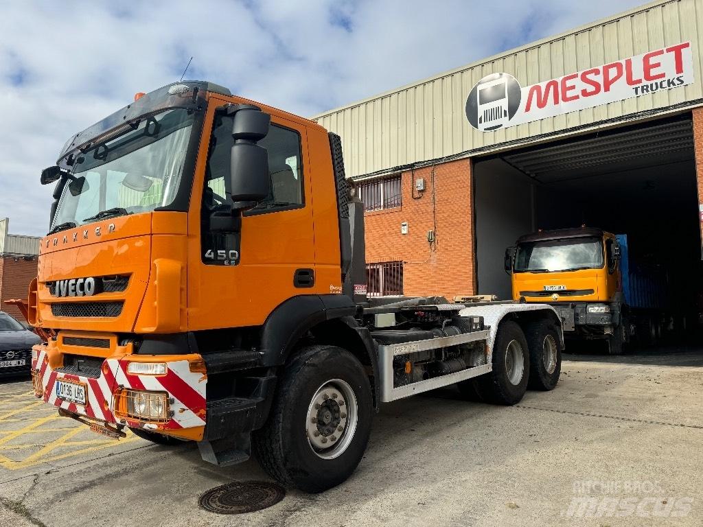 Iveco Trakker 450 Camiões caixa desmontável com elevador de cabo