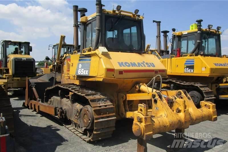 Komatsu D65 EX-16 Dozers - Tratores rastos