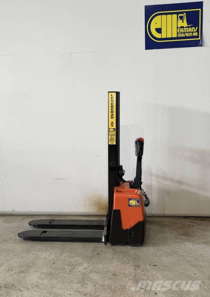 BT truck HWE 100 Self propelled stackers