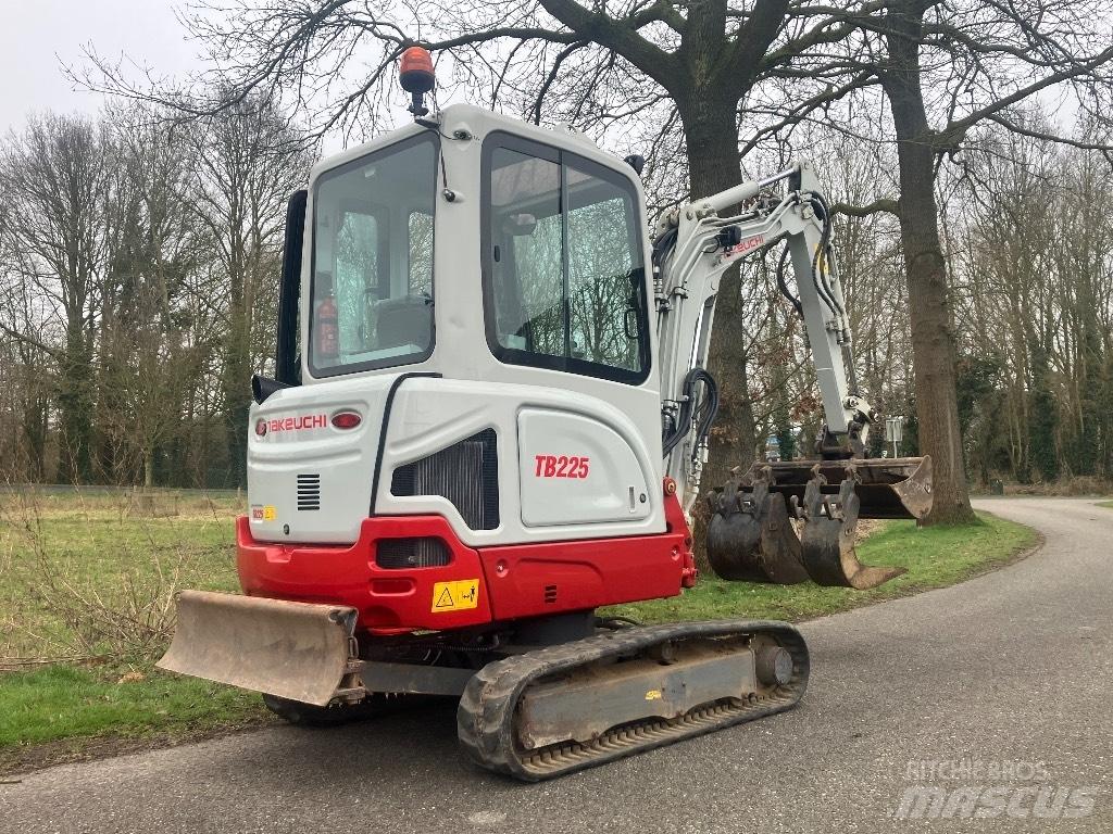 Takeuchi TB225 extra Mini Escavadoras <7t