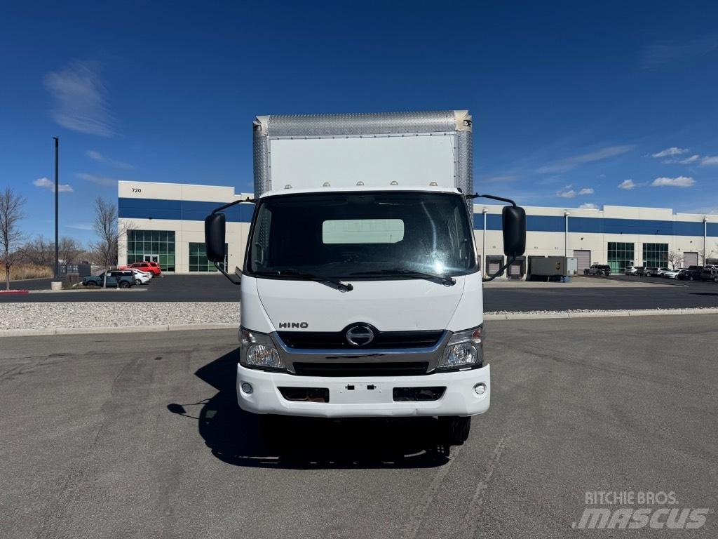 Hino 155 Camiões de caixa fechada