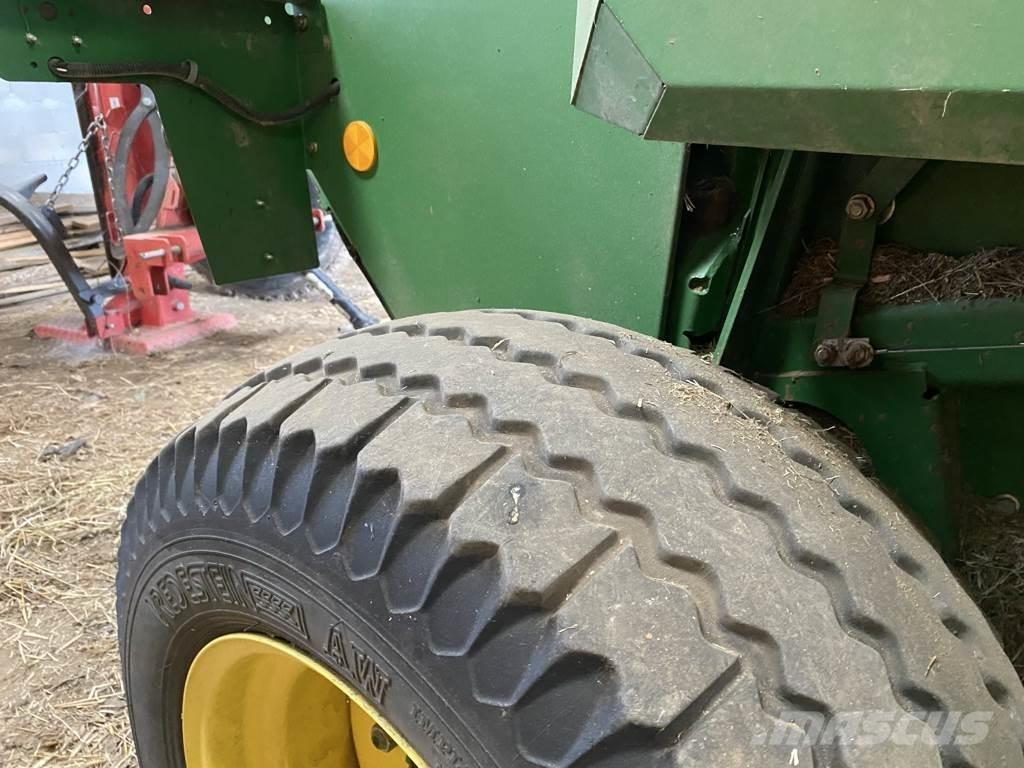 John Deere 623 Enfardadeira de rolos