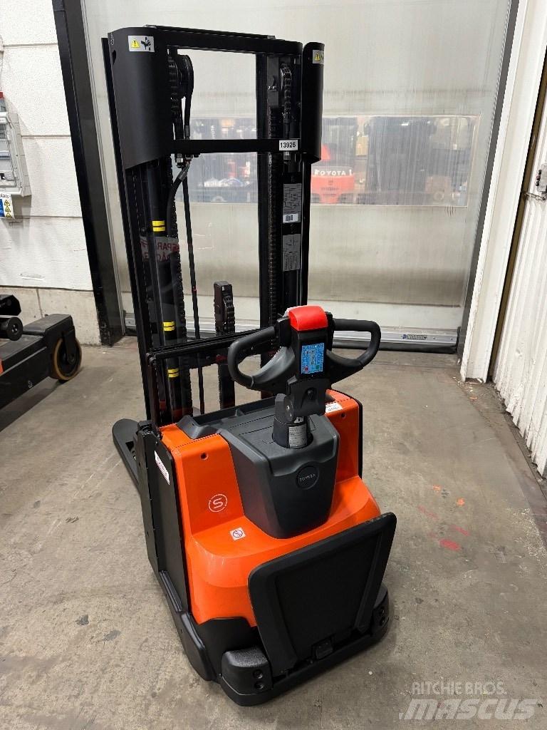Toyota SWE140L Empilhador para operador externo