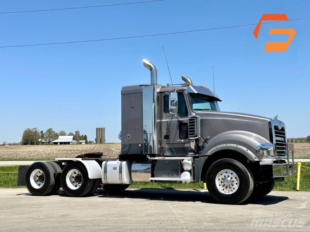 Mack Titan TD 713 Camiões de chassis e cabine