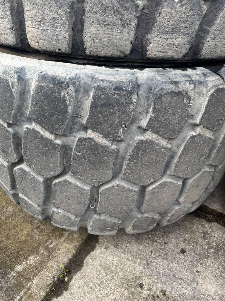 Develon DA 45 Pneus, Rodas e Jantes