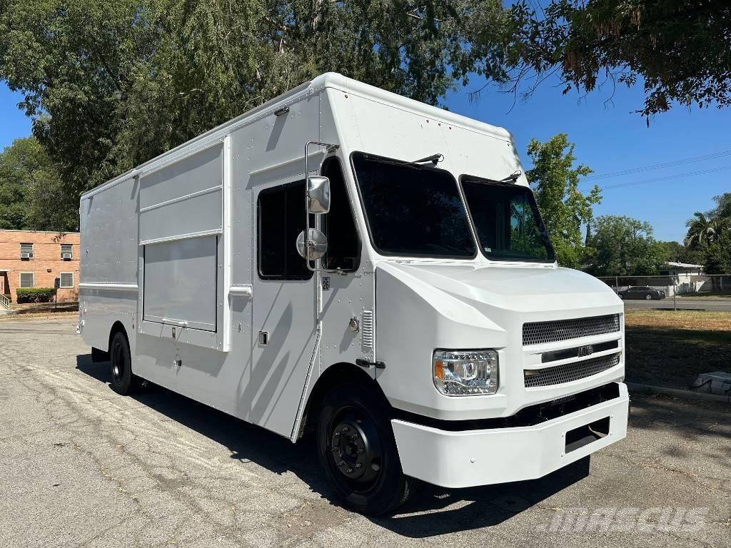 Freightliner M-LINE Camiões de caixa fechada
