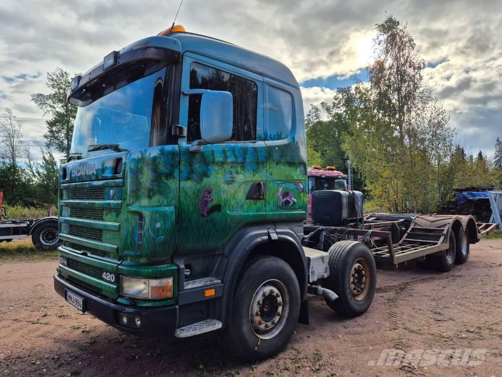 Scania R 124 Camiões de transporte de máquinas florestais