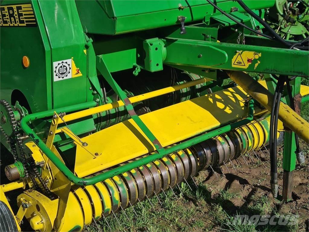 John Deere 590 Enfardadeira de rolos