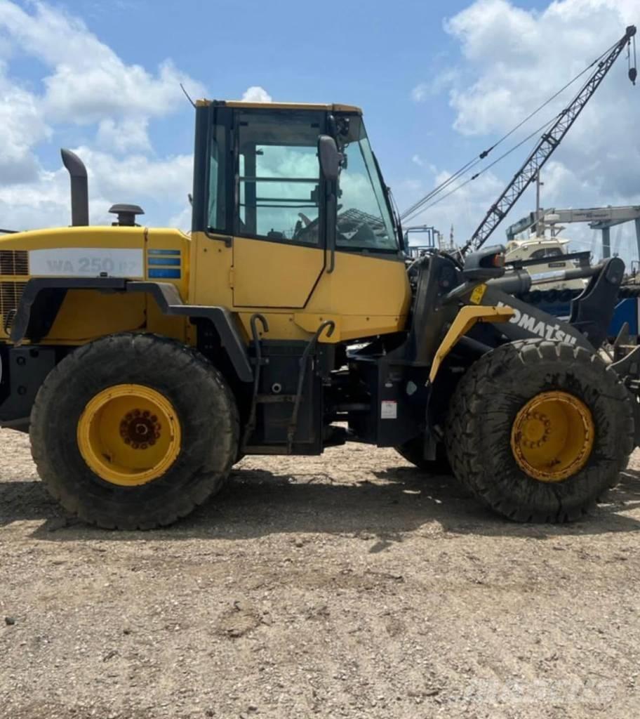 Komatsu WA 250 PZ-6 Pás carregadoras de rodas