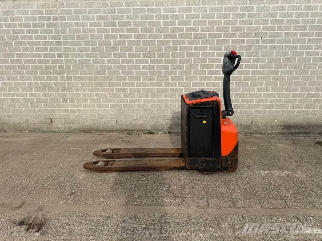 BT SWE200D Empilhador para operador externo