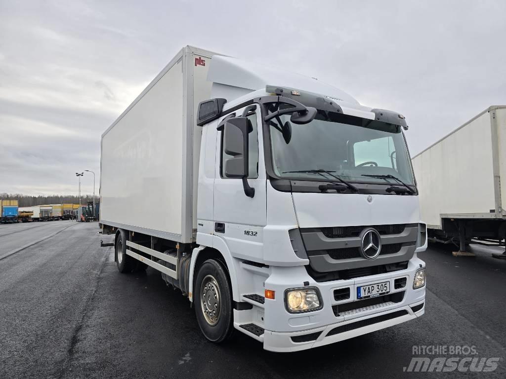 Mercedes-Benz 1832 Camiões de caixa fechada