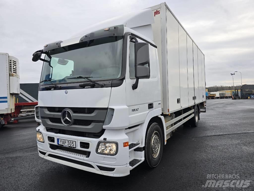 Mercedes-Benz 1832 Camiões de caixa fechada