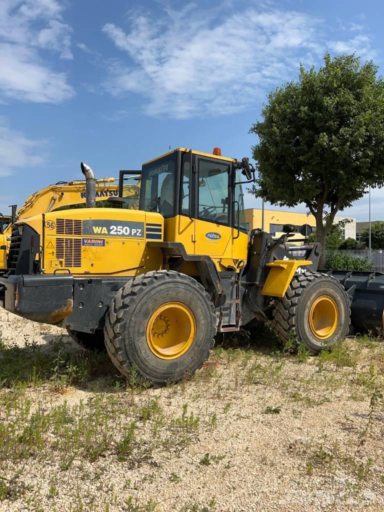 Komatsu WA 250 PZ-6 Pás carregadoras de rodas