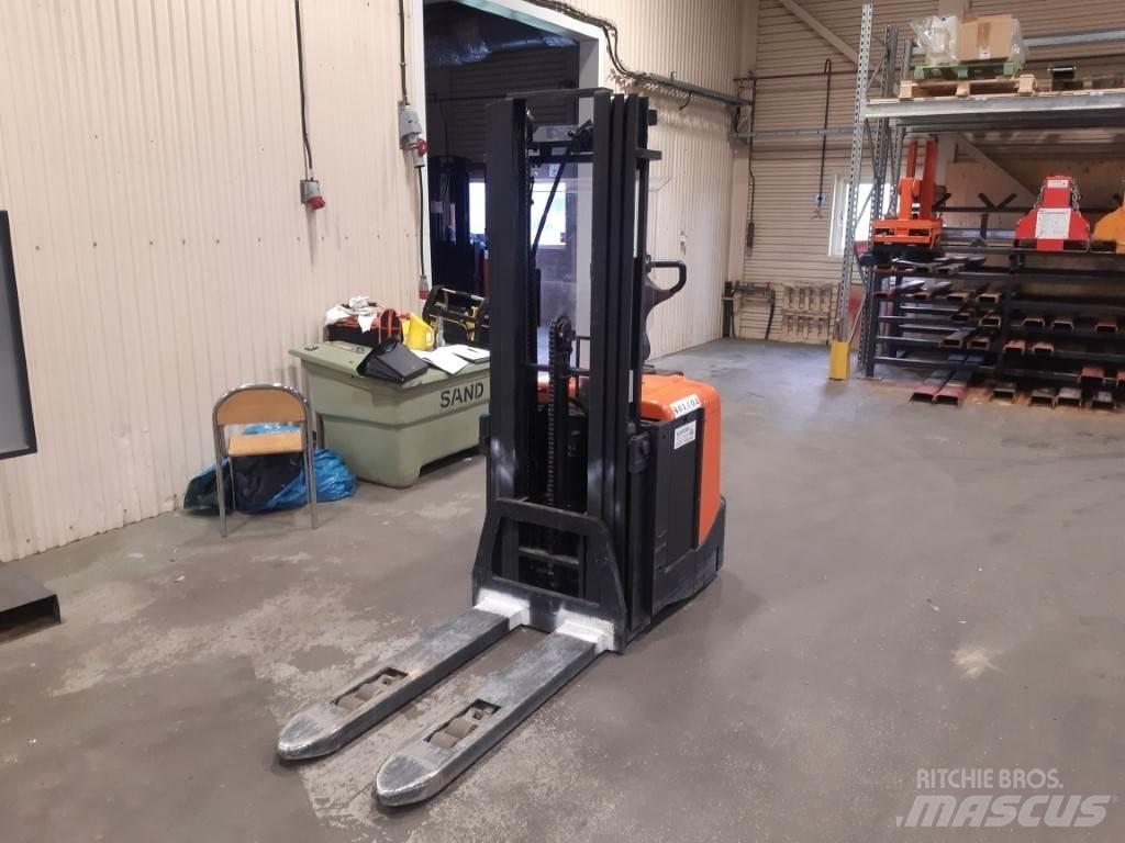 BT SPE125L Empilhador para operador externo
