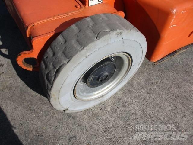 JLG E400 AJP (817) Plataformas de braço compactas auto-propulsão