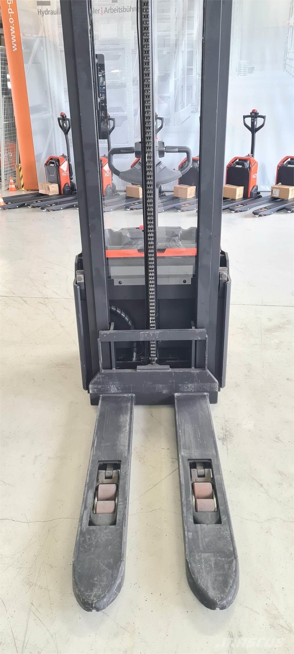Toyota SWE120L Empilhador para operador externo