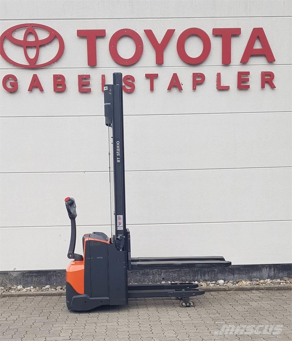 Toyota SWE120L Empilhador para operador externo