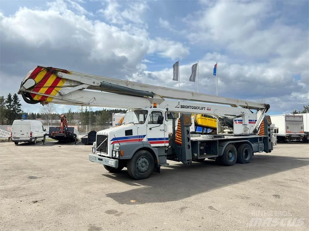Volvo N12-1-V-6X2 Camiões grua
