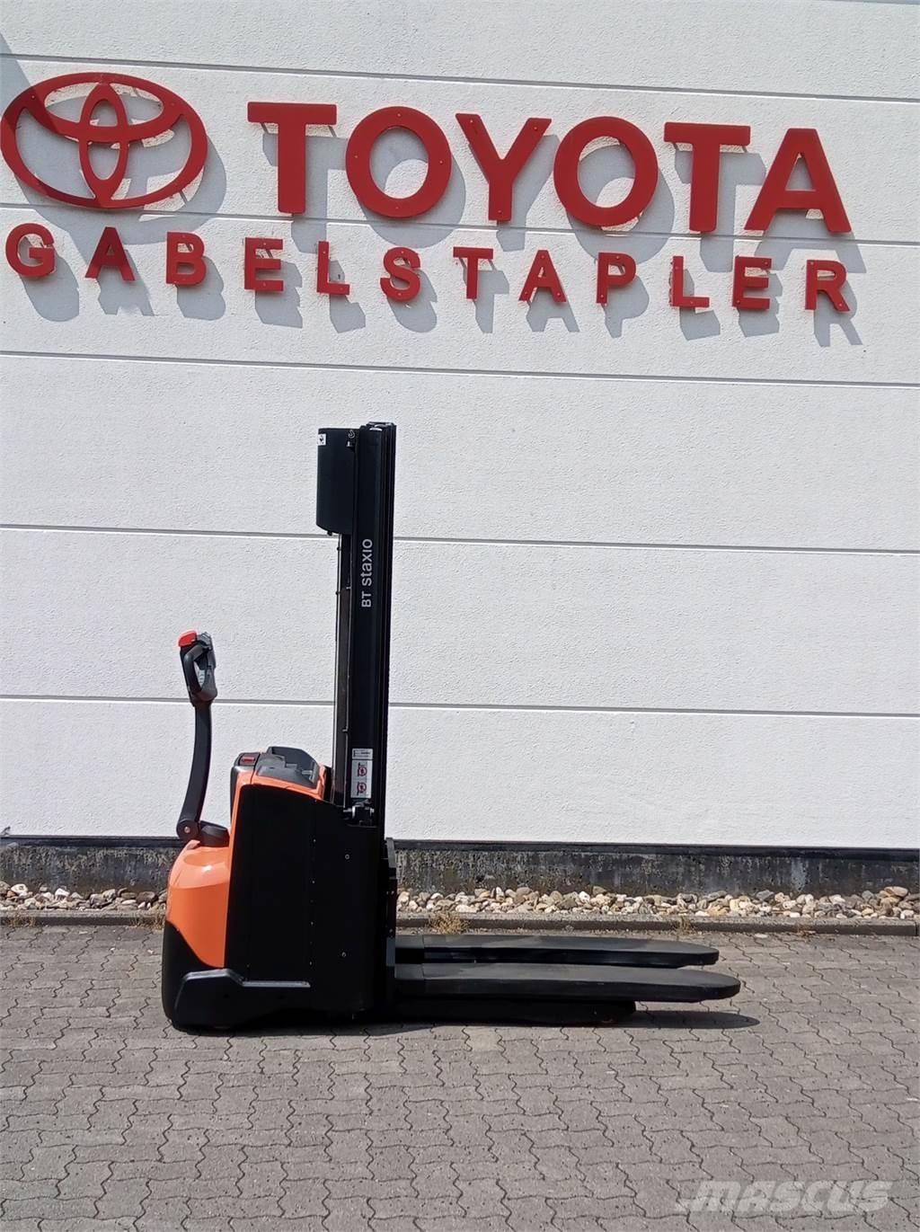 Toyota SWE120L Empilhador para operador externo