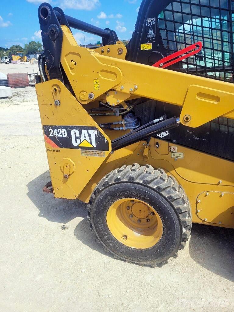 CAT 242 D Carregadoras de direcção deslizante