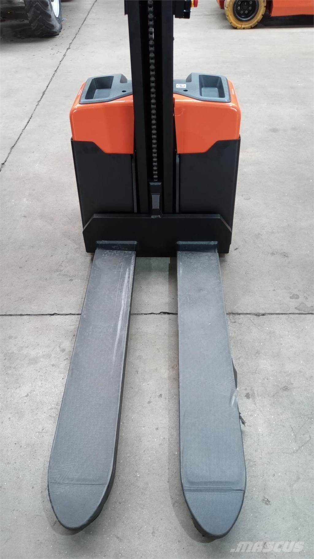 Toyota HWE100 Self propelled stackers
