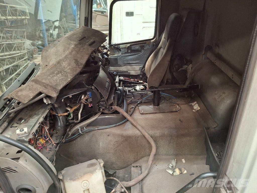 DAF CF 85.360 Cabines e interior
