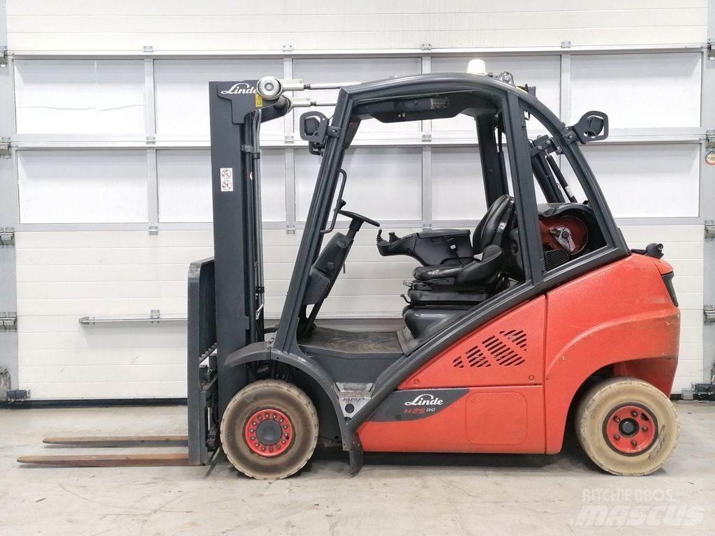 Linde H25T-02 Empilhadores a gás