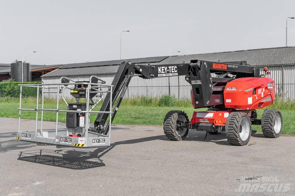 Manitou 200 ATJ e Elevadores braços articulados