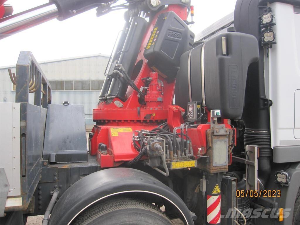 Sisu Polar Camiões grua