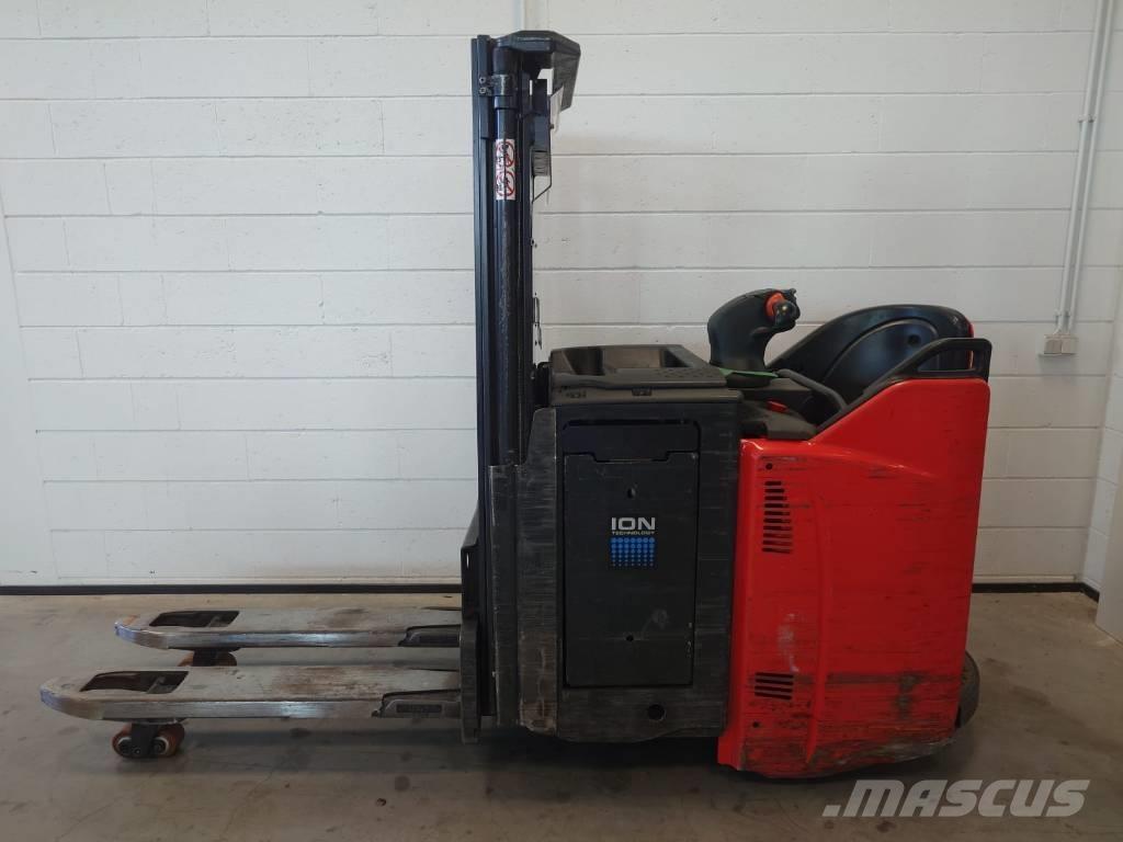 Linde D 12 Self propelled stackers