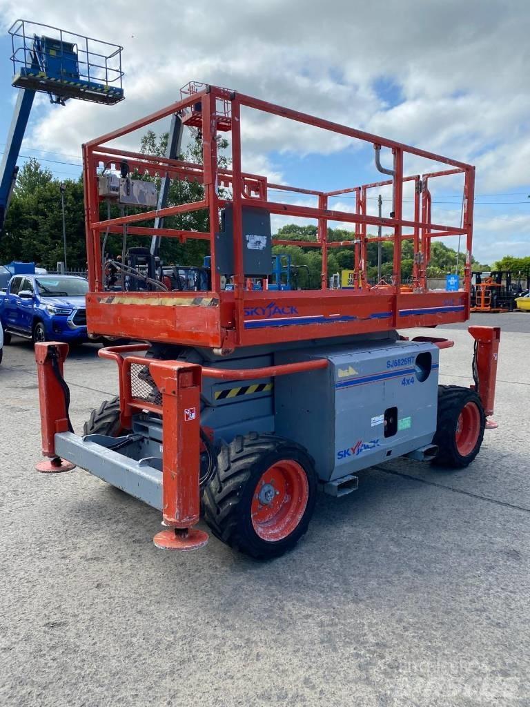 SkyJack SJ 6826 RT Elevadores de tesoura