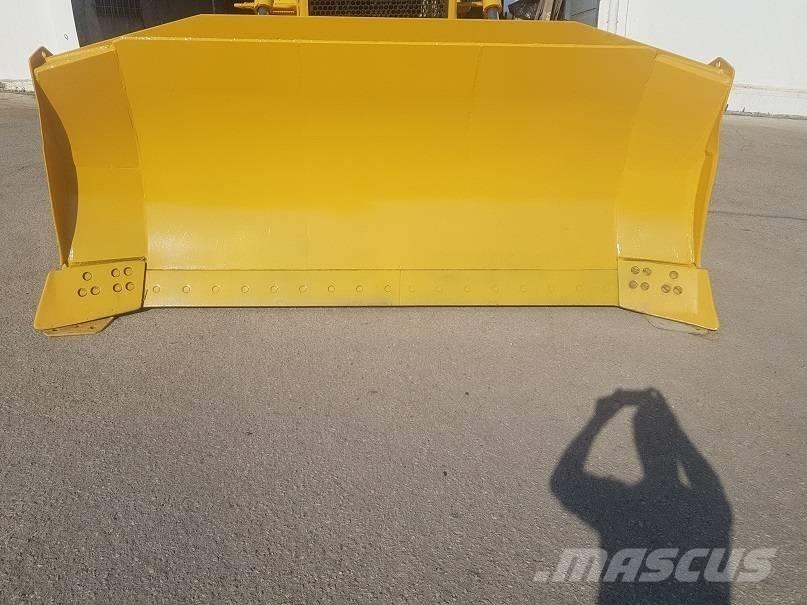 Komatsu D65EX-15 Dozers - Tratores rastos