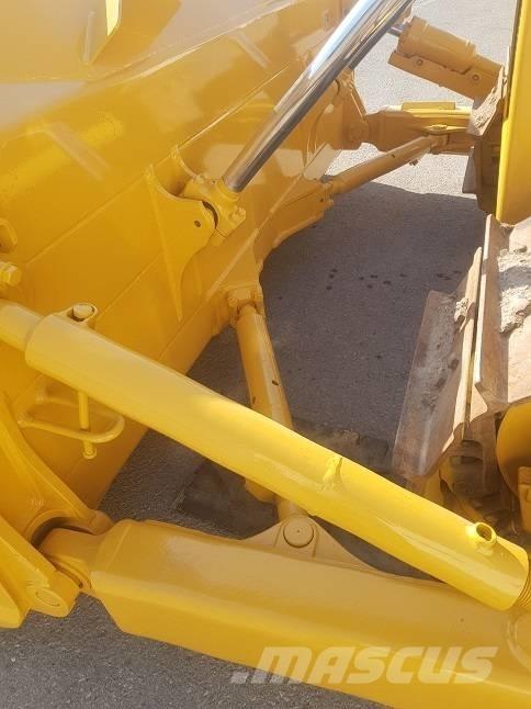 Komatsu D65EX-15 Dozers - Tratores rastos