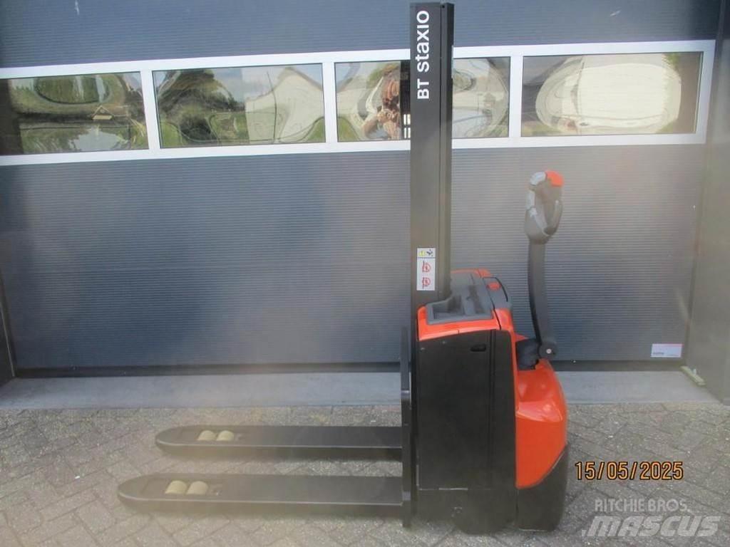 BT SWE 080L Empilhador para operador externo