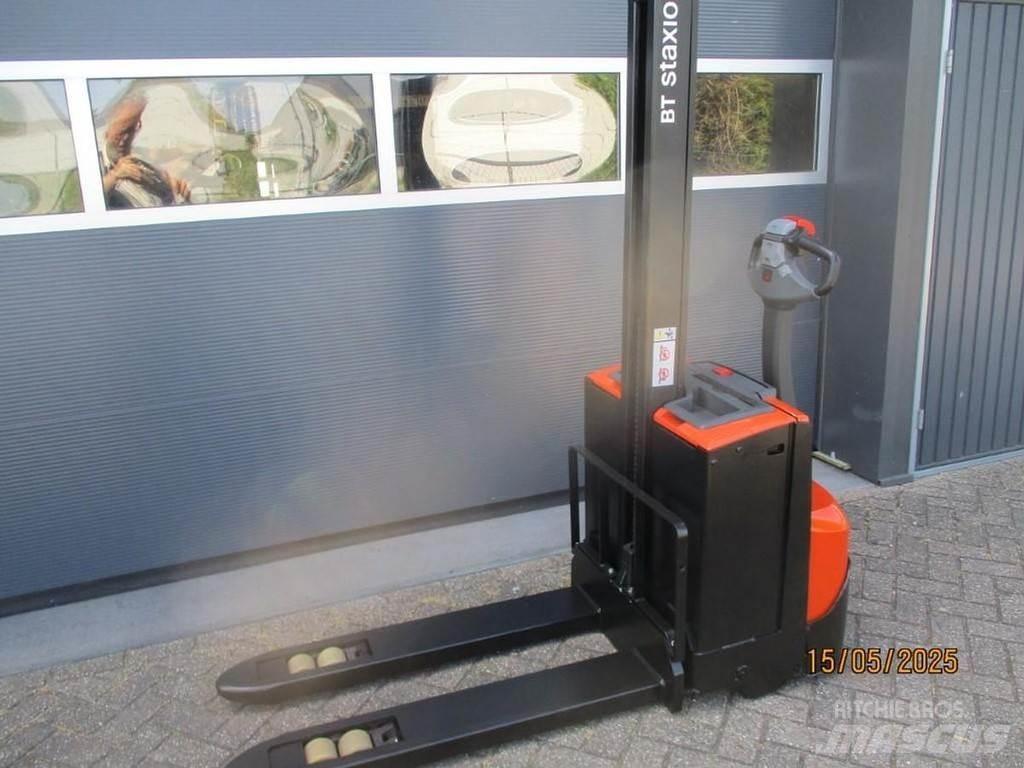 BT SWE 080L Empilhador para operador externo